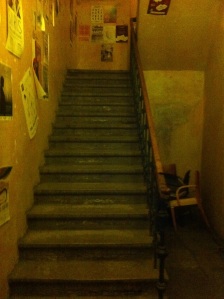 Näitä portaita pitkin salakapakkaan.